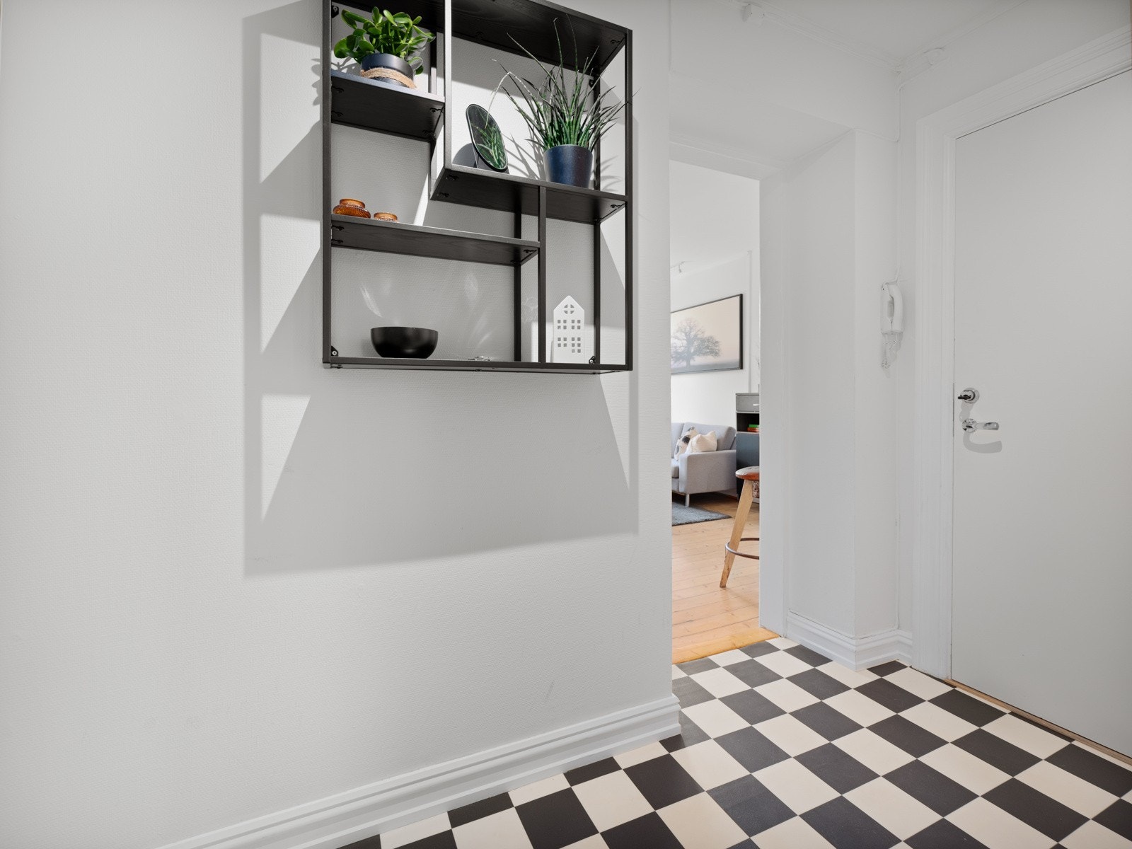 Videre er sikringsskapet med automatsikringer og strømmåler plassert i trappegangen. Galleribilde