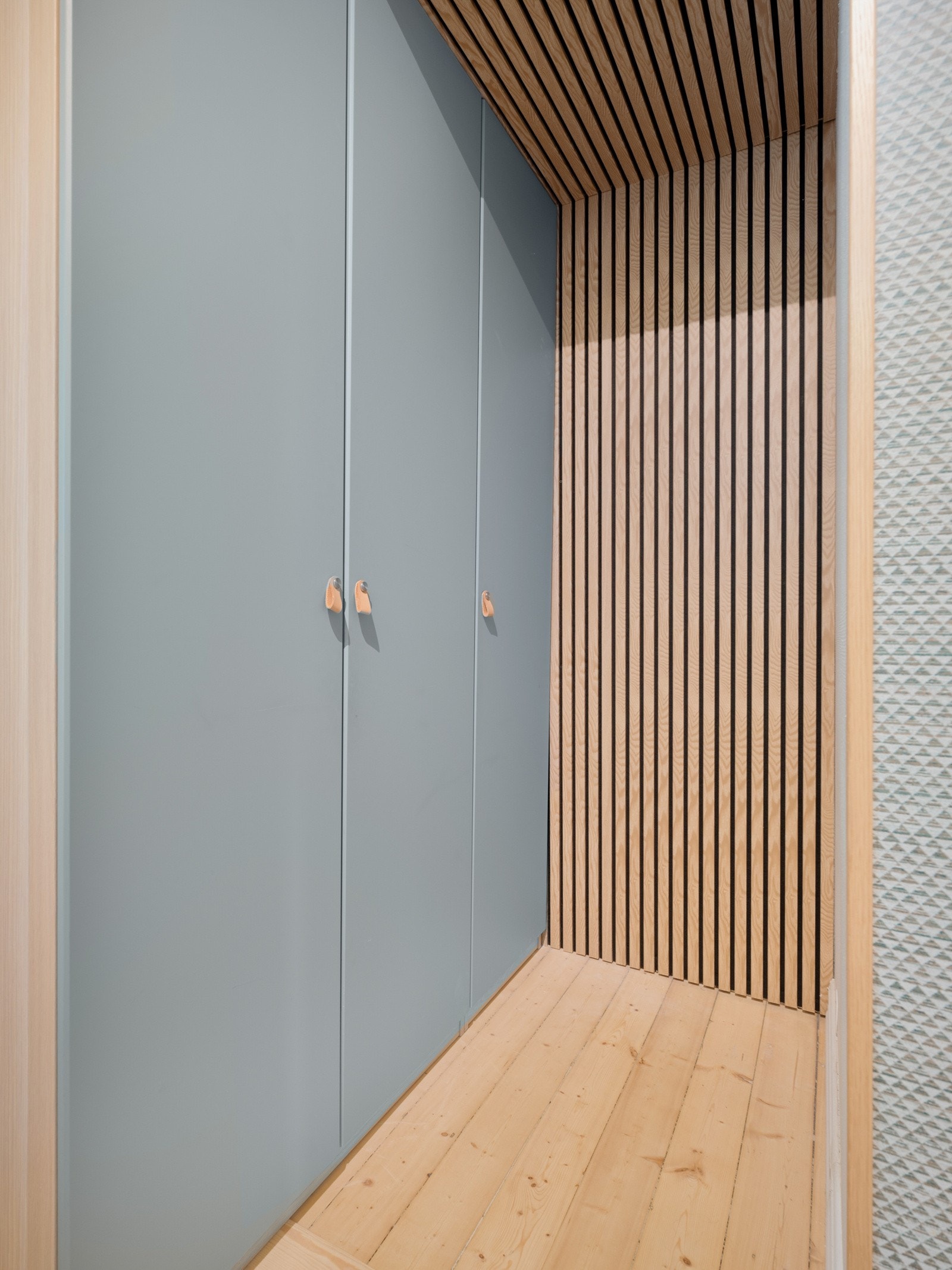 En stilren spilevegg er også installert på en av veggene ved garderobeskapet, og den strekker seg oppover taket. Galleribilde