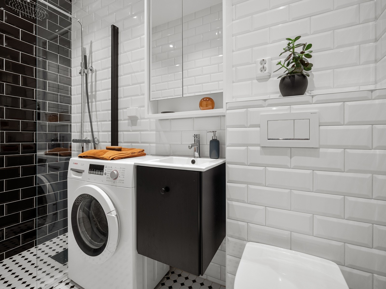 Stilrent bad fra 2021 med behagelig gulvvarme og opplegg for vaskemaskin. Galleribilde