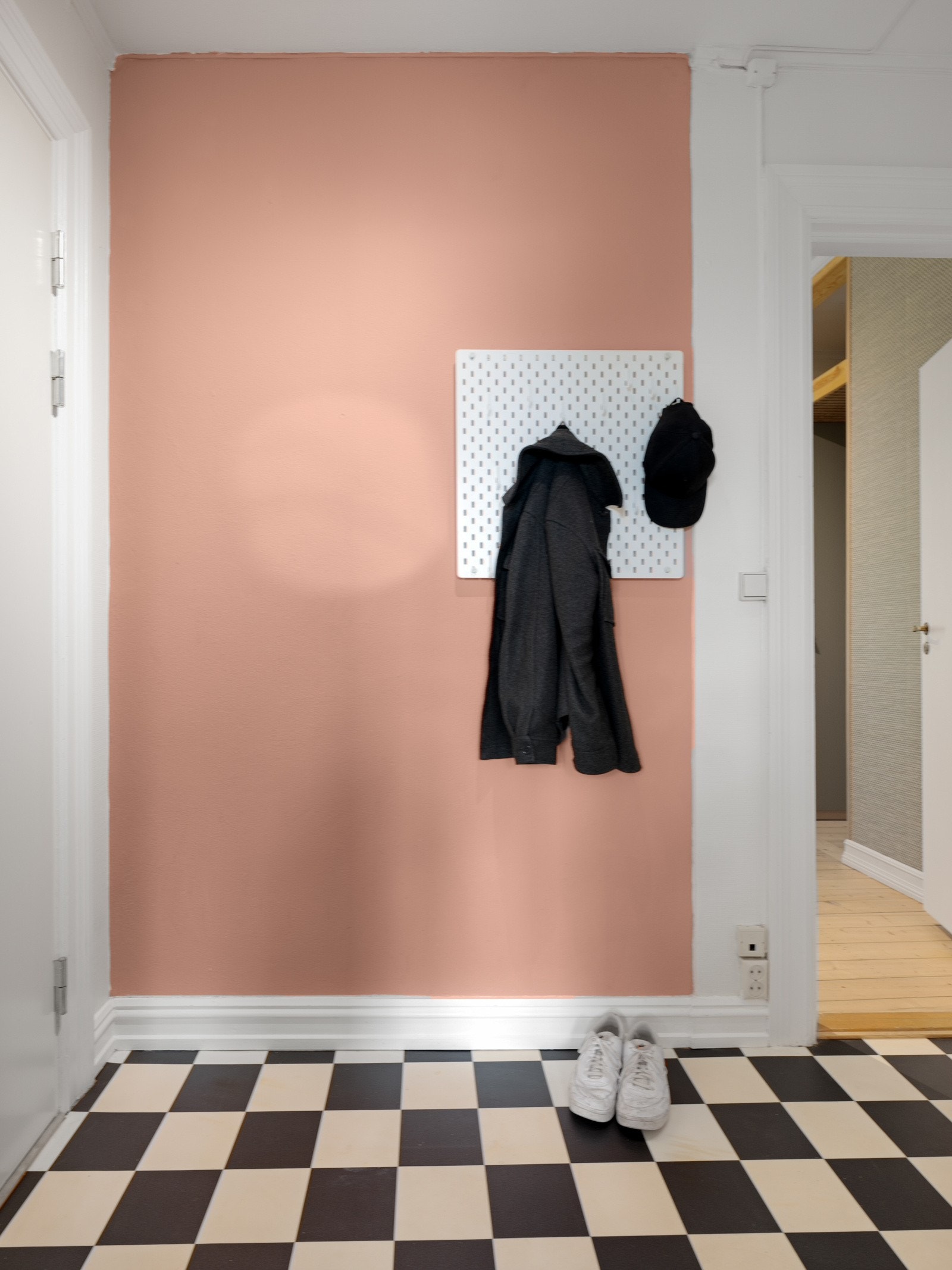 Her har du plass til å henge av deg yttertøy og sette fra deg sko. Galleribilde