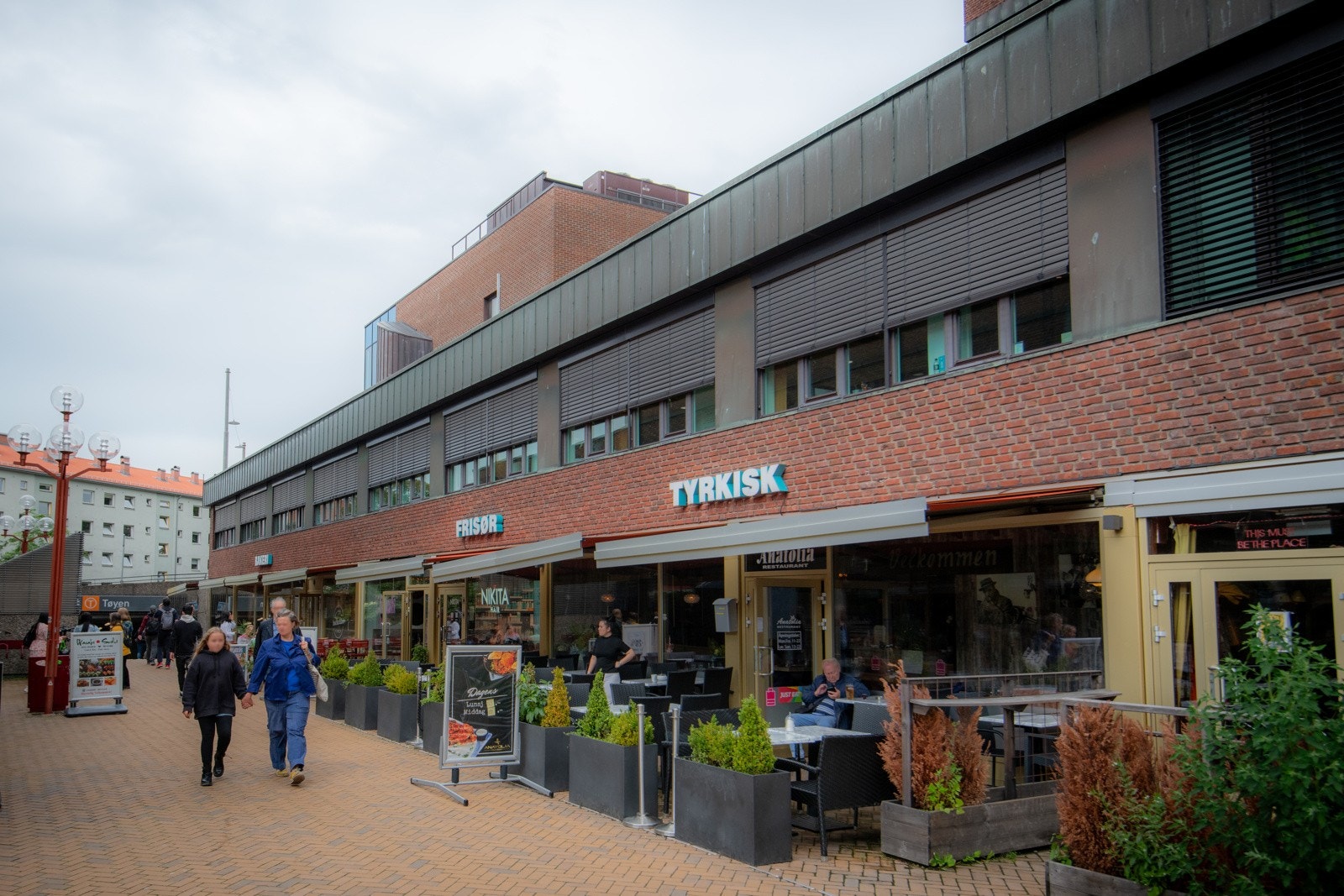 Tøyen torg med diverse servicetilbud. Galleribilde