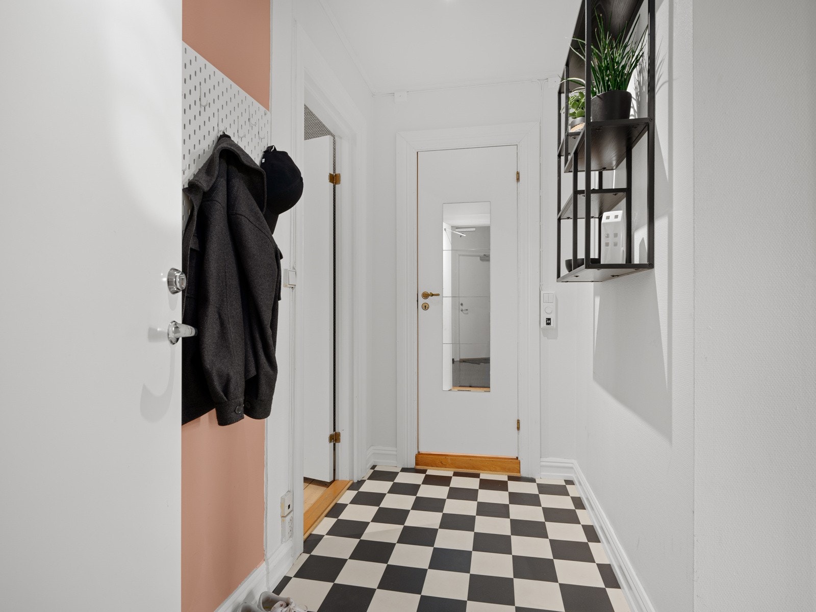 Når du kommer inn i boligen, er det første du møter en lys og innbydende entré. Galleribilde