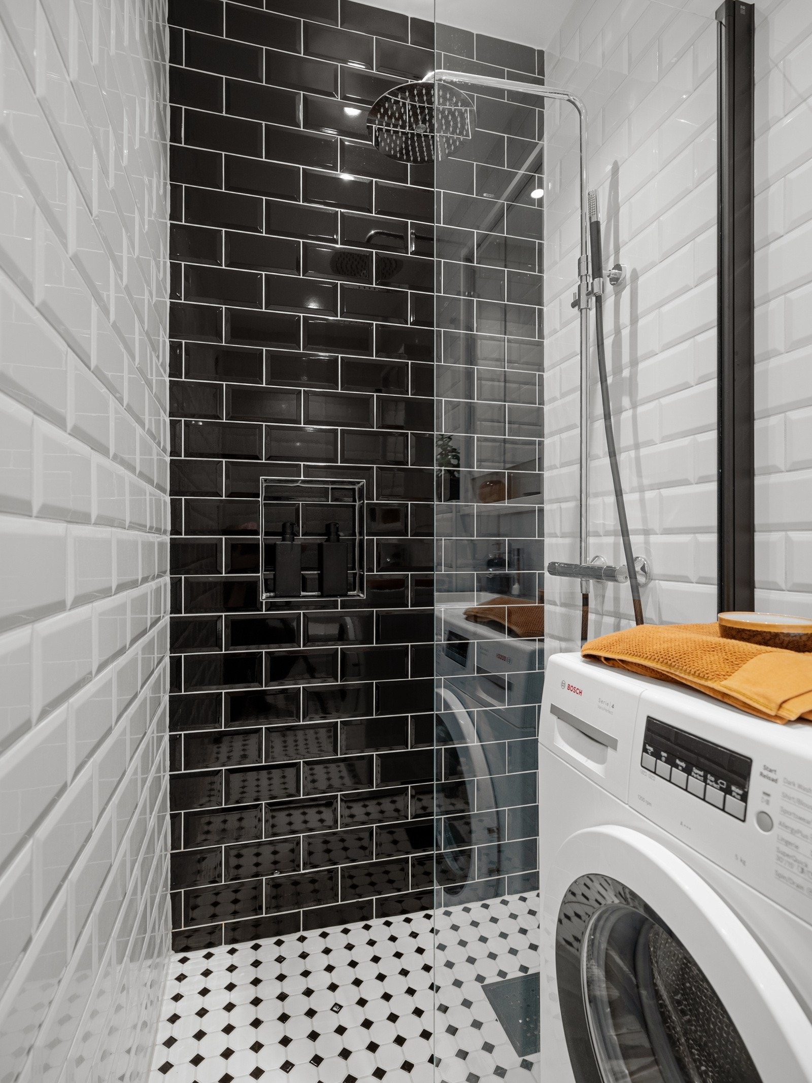 Herlig regnfallsdusj samt en innfelt hylle som gir naturlig plass til f.eks. sjampo og balsam! Galleribilde