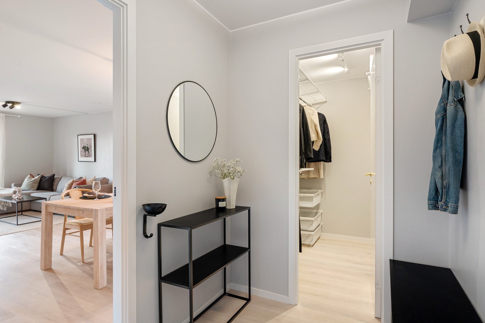 Entré med praktisk innvendig bod. Galleribilde
