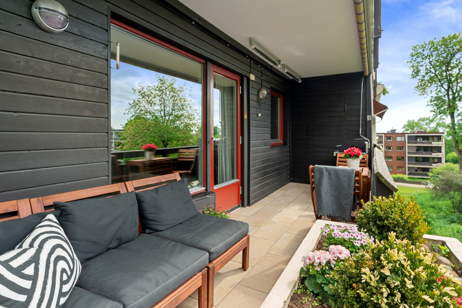 Romslig overbygget terrasse på ca 10 kvm med gode solforhold Galleribilde
