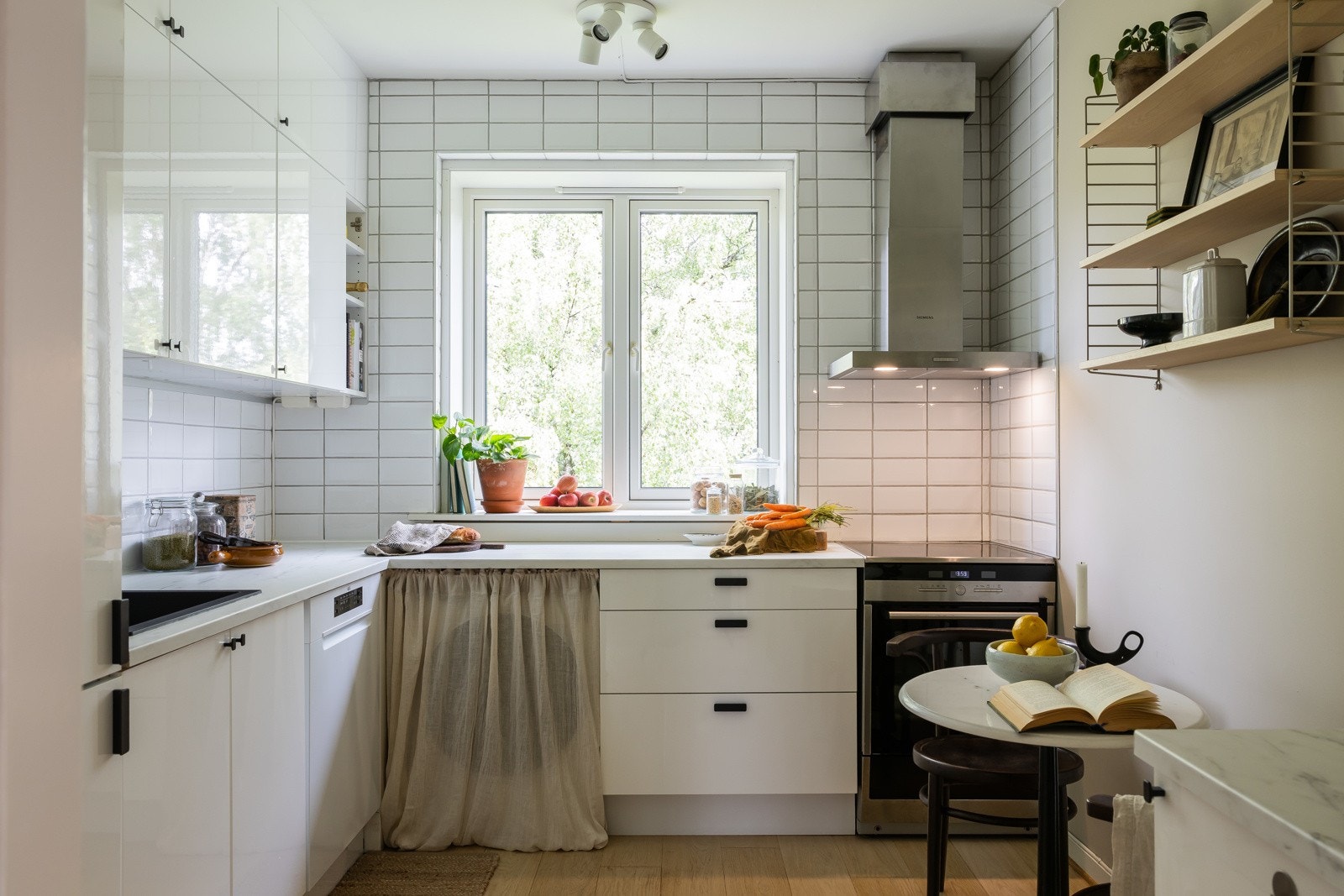 Sjarmerende og hjemmekoselig separat kjøkken, med mulighet for sitteplass. Galleribilde