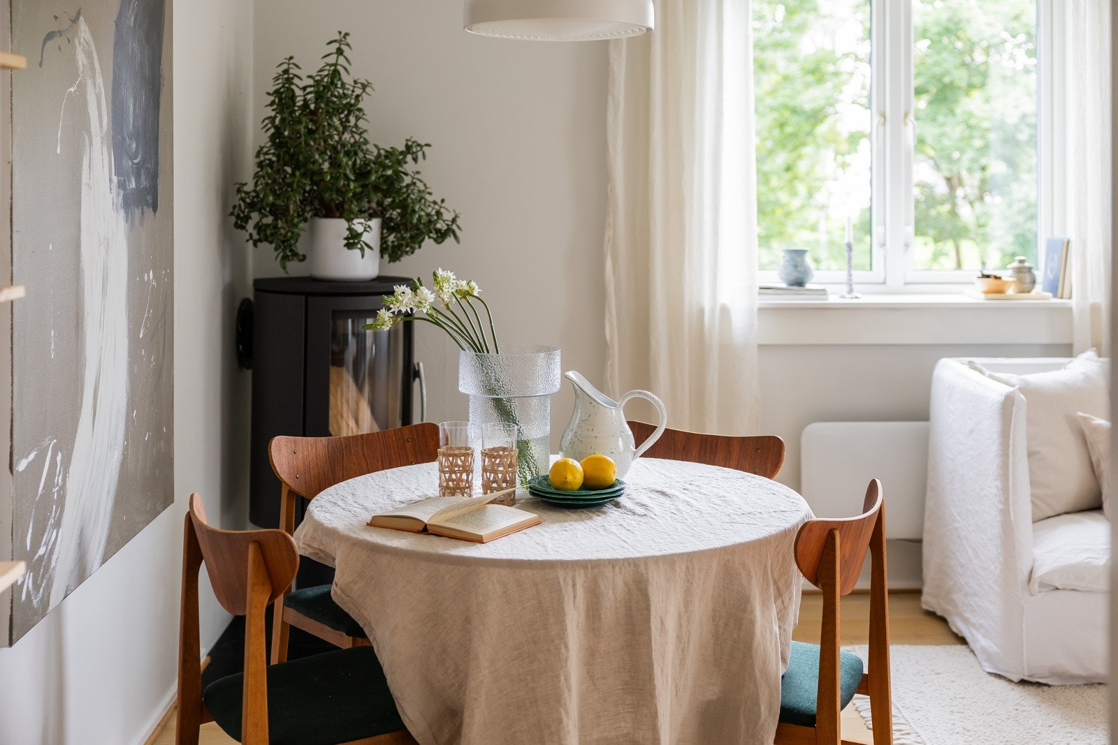 Boligen har enstavsparkett gjennomgående i alle rom, slipt i 2021. Galleribilde