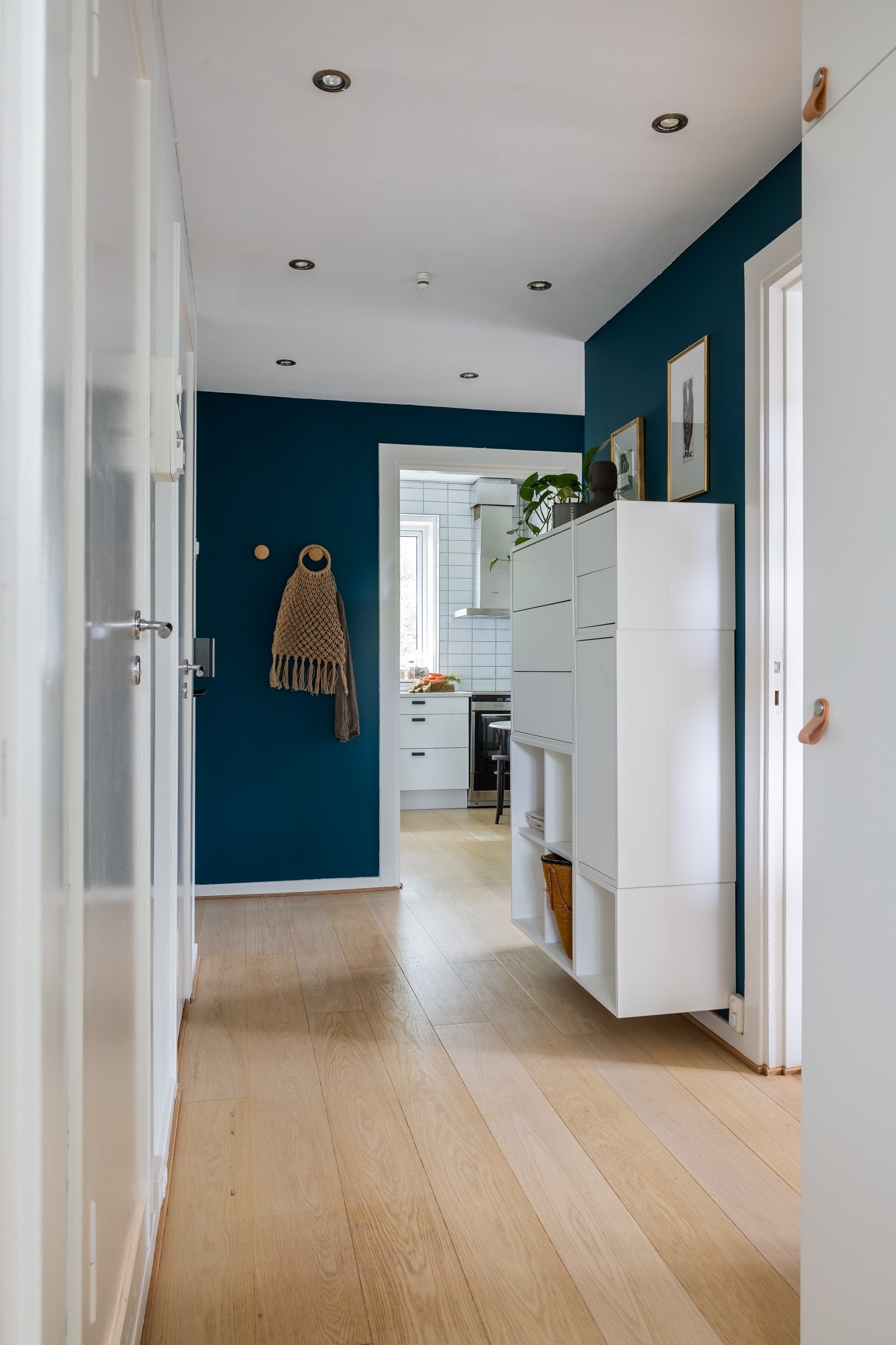 Nylig godkjent elsjekk av Arkel Elektro i 2024. Nye stikkontakter satt inn i flere omganger på kjøkken, barnerom og soverom mellom 2022 og 2024. Galleribilde