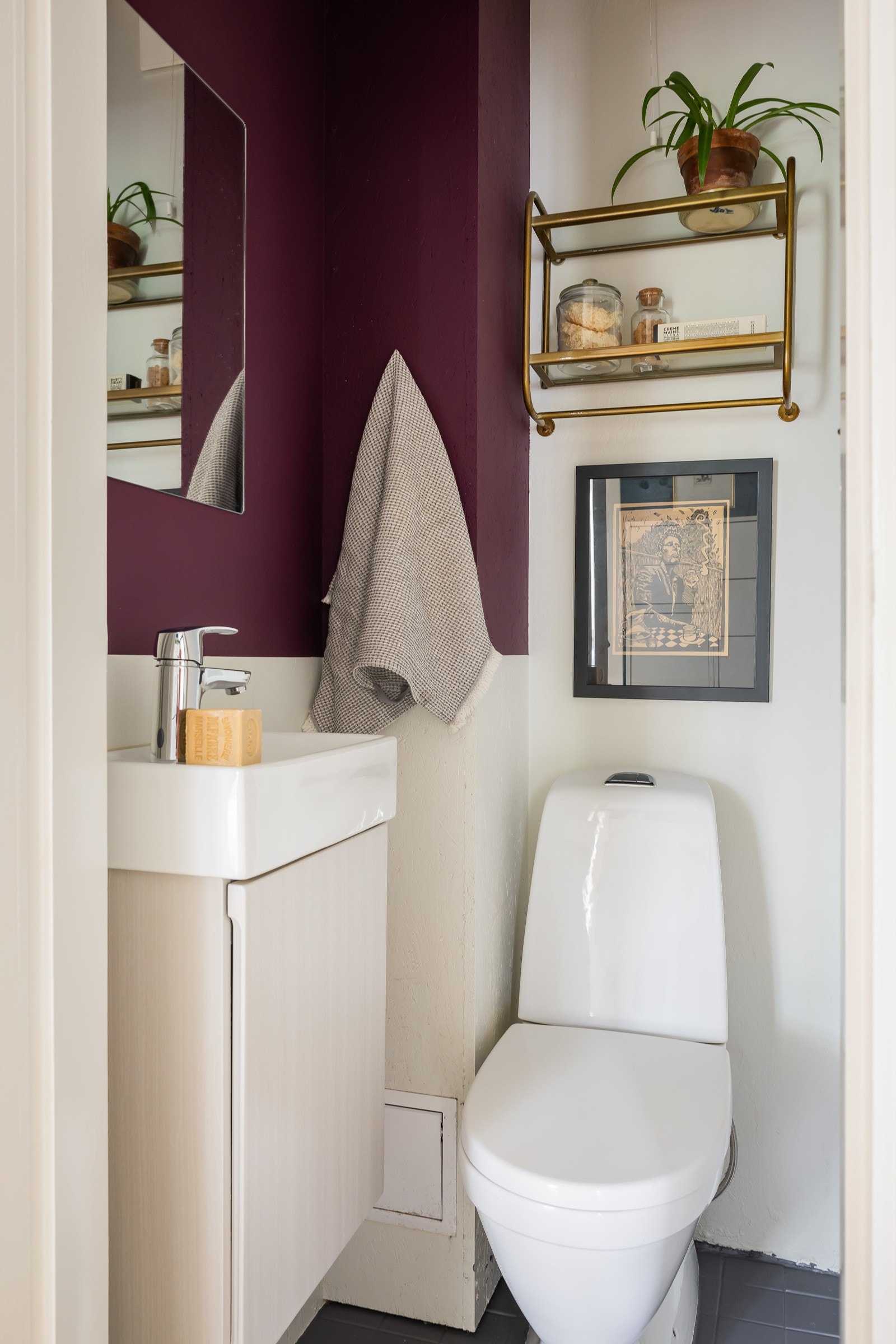 Toalettrommet vegg i vegg med bad. Flere av beboerne i borettslaget har slått sammen wc og bad i forbindelse med oppussing av baderom. Galleribilde