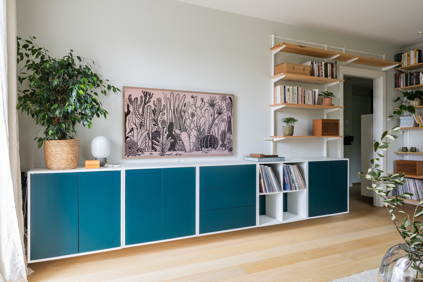 Vegger og tak i stue ble malt i 2021. Galleribilde