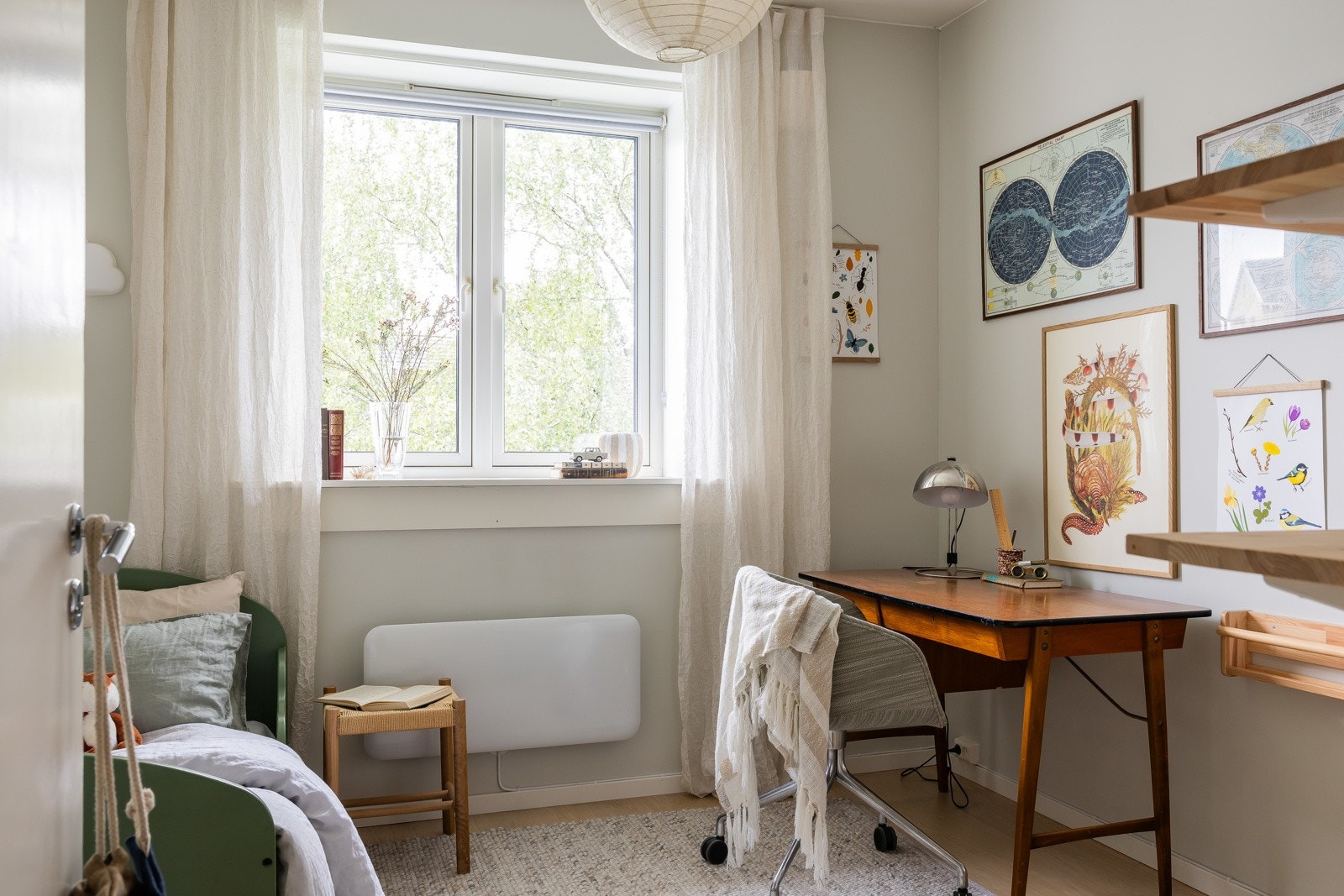 Alle flater på rommet ble pusset opp i 2022, med vegger som ble rettet opp med rehabgips, sparklet og malt. Galleribilde