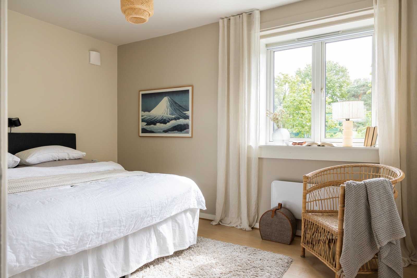 Boligen har to gode soverom. Hovedsoverommet er av god størrelse og har garderobeskap samt plass til dobbeltseng og kontorløsning. Galleribilde