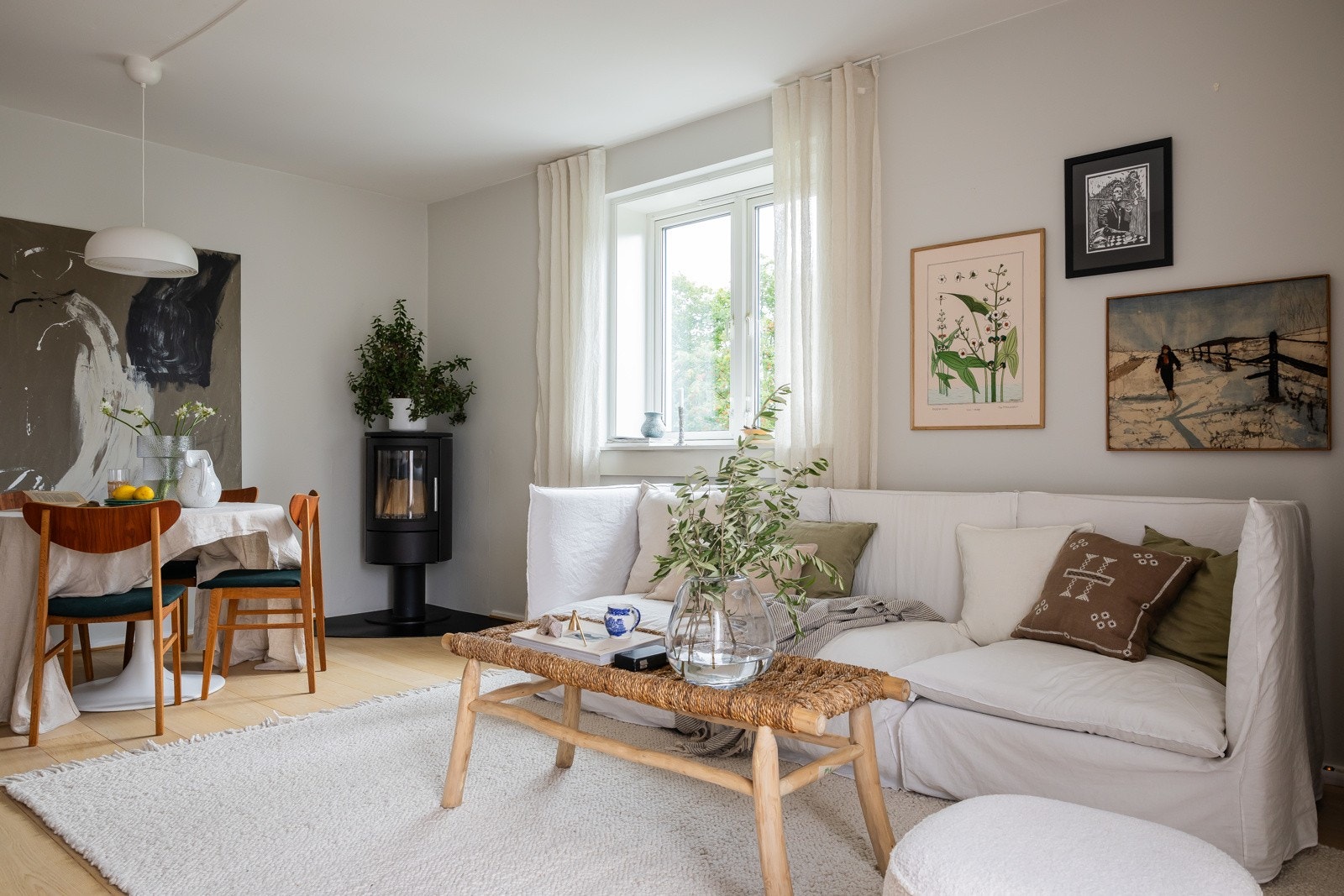 Solen kommer inn i stuen allerede fra kl. 07 på morgenen. Galleribilde