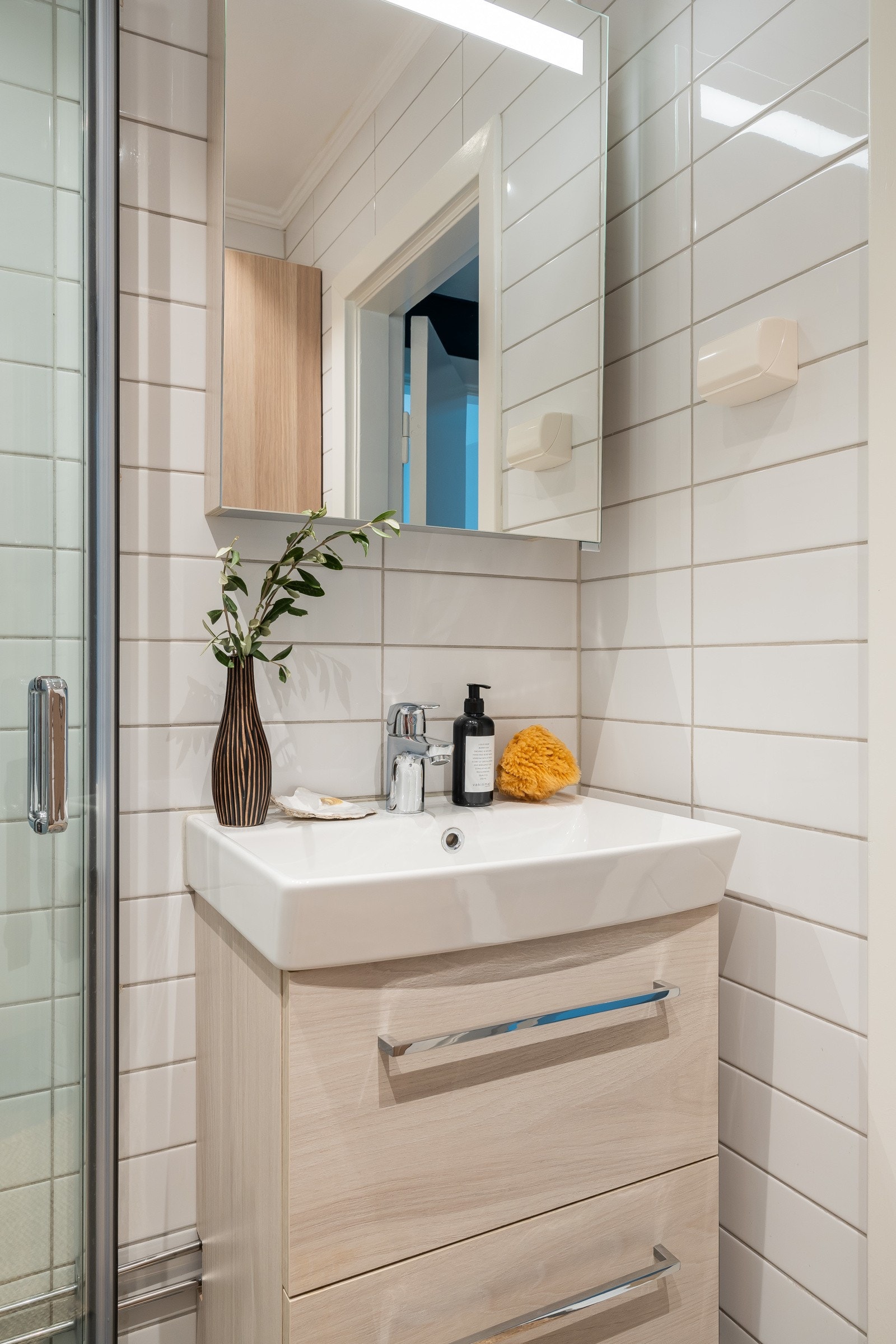 Praktisk innredning fra 2022 med servant, servantskap, speilskap og høyskap, alt installert av Comfort. Nytt termostat til gulvvarme ble montert i juni 2024. Galleribilde