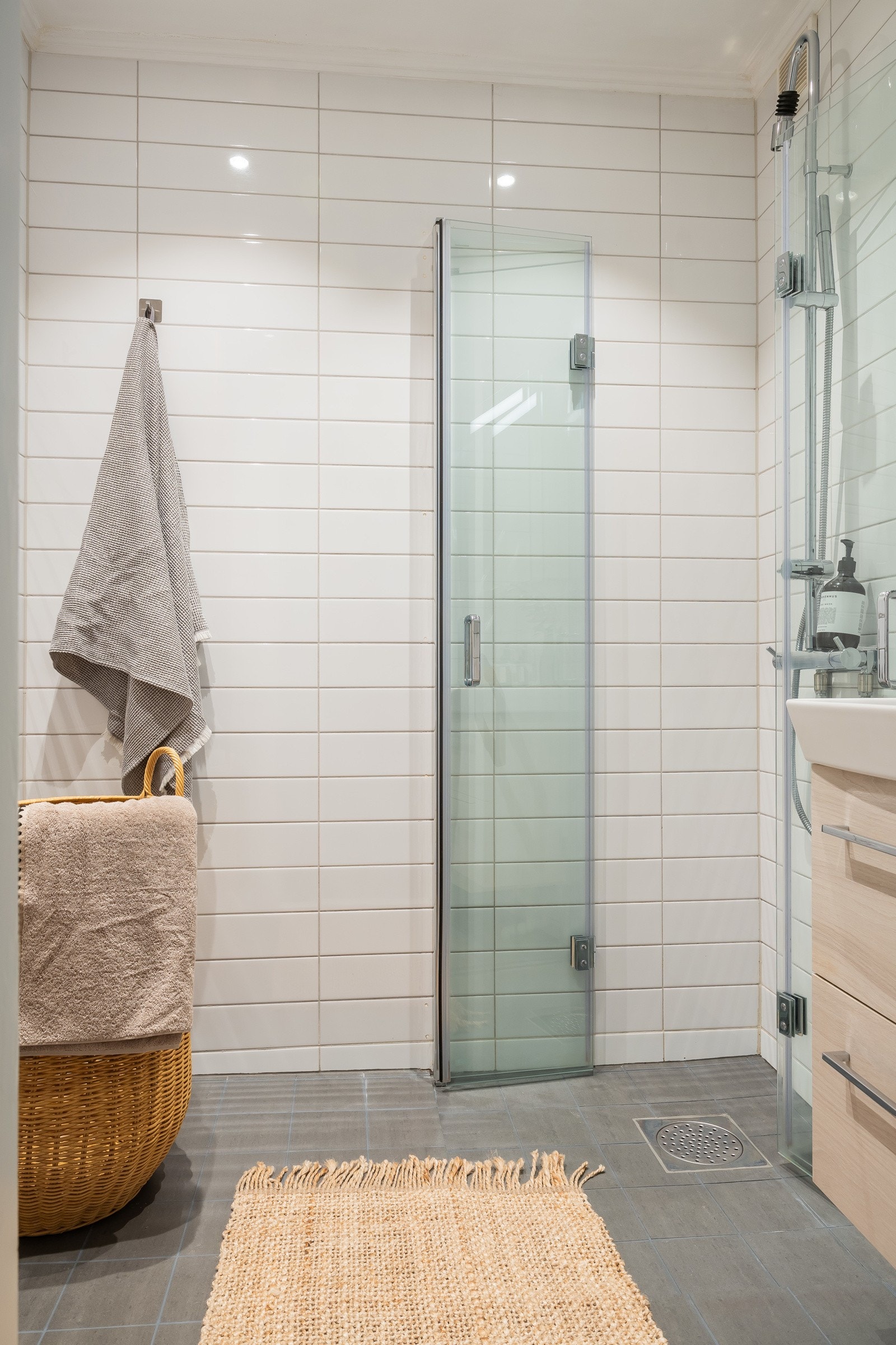 Badene i borettslaget ble opprinnelige rehabilitert i 1996 - 99. Himlingen har malte flater, og i 2024 ble det installert nye innfelte downlights. Galleribilde