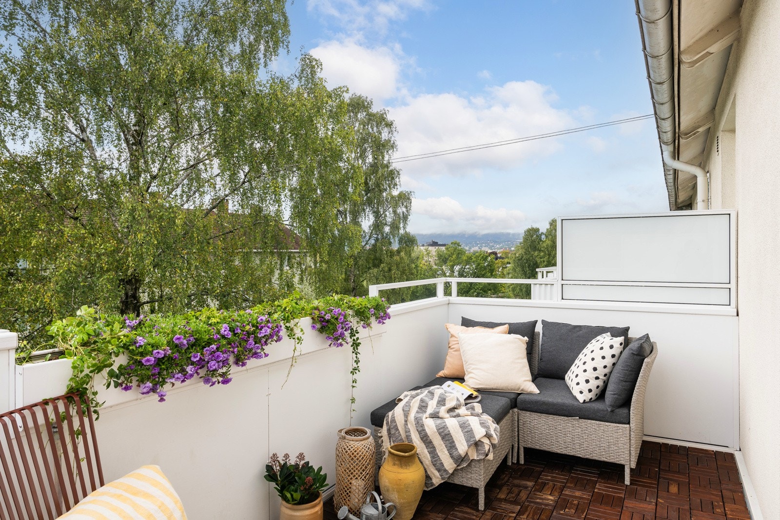 Fra balkongen har du strålende solforhold på sommerstid, med sol fra ca. kl. 10. Galleribilde