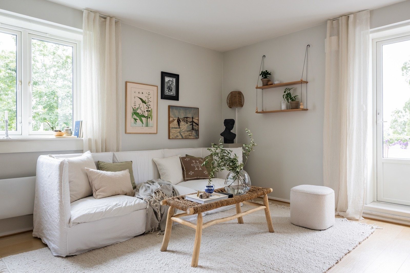 Stuen er romslig og usjenert. Her er det god plass til å innrede med spisestue, oppbevaringsmøbler og sofasone. Galleribilde