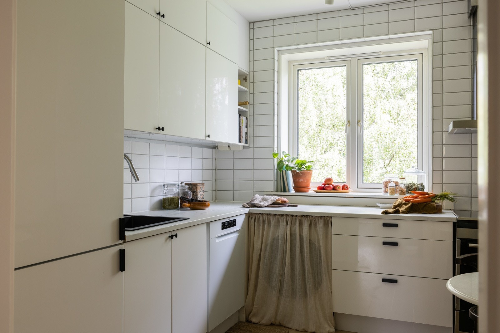 Innredningen har integrerte hvitevarer som kjøl/frys, samt nisje for vaskemaskin fra 2022 og oppvaskmaskin fra 2023. Galleribilde