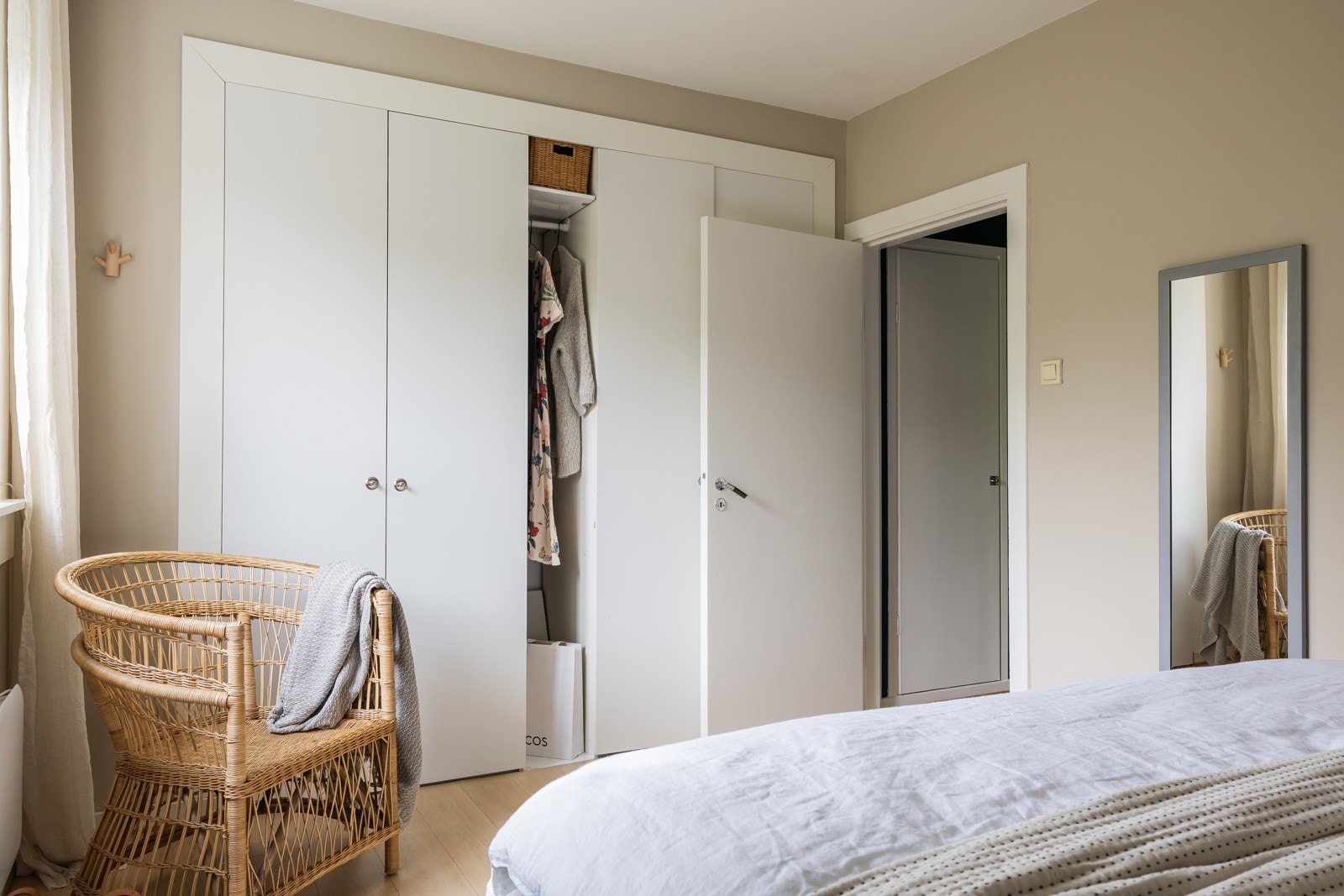 Vindu vender mot pent opparbeidet fellesareal, og slipper inn morgensolen. Vegger og tak ble malt i 2024. Galleribilde