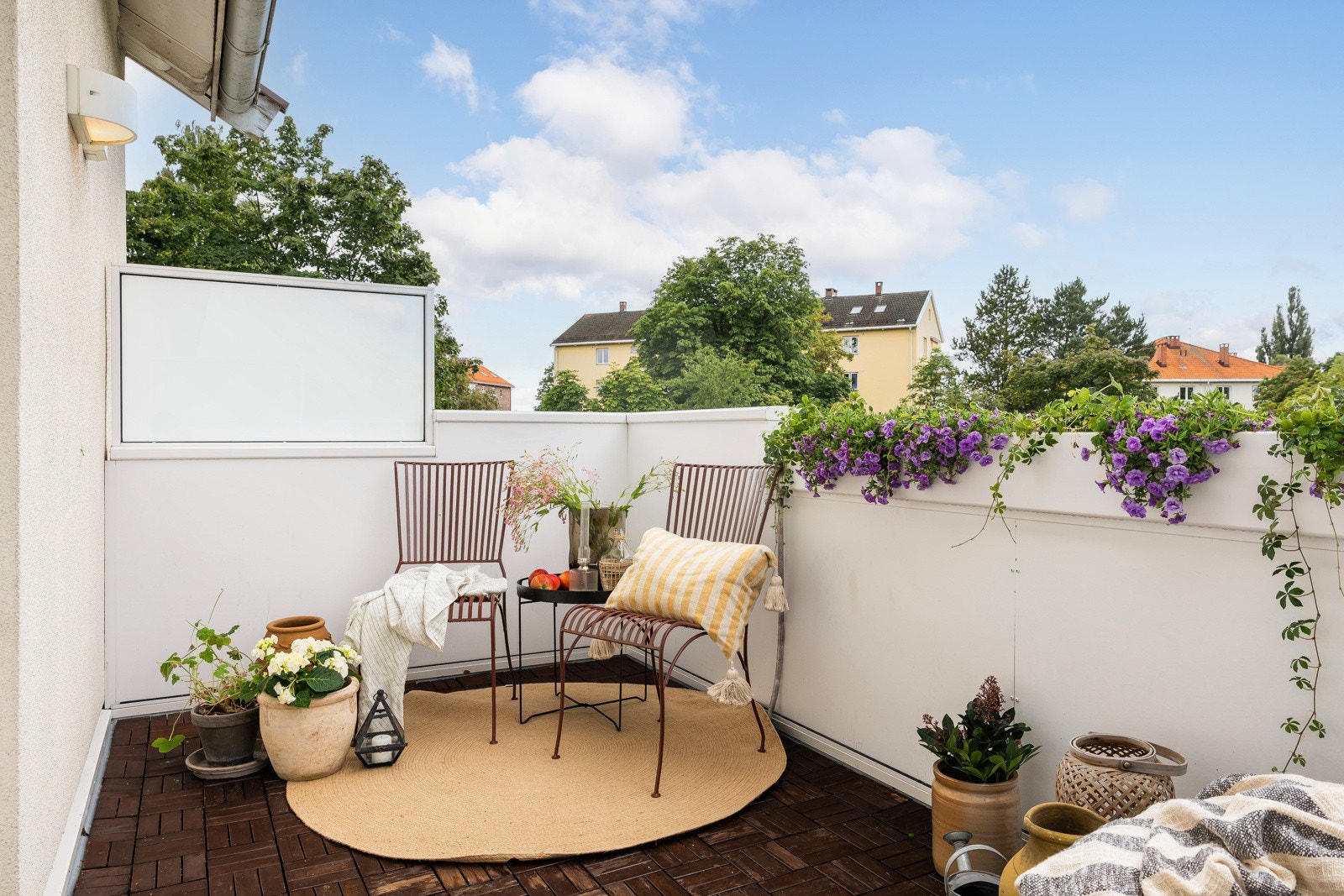 Balkonggulvet ble fornyet i 2022. Stikkontakt og utelys. Det er anledning til å benytte elektrisk grill på balkongen. Galleribilde