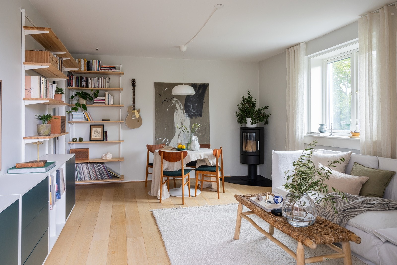 Moderne vedovn gir varme og hygge, kontroll utført i 2022. Samt nye panelovner med wifi-tilkobling, gir fleksibel oppvarming. Galleribilde