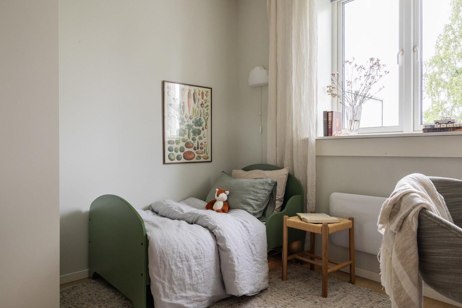 Boligens andre soverom egner seg godt til gjesterom, barnerom eller hjemmekontor (Internett opptil 500 Mbps er inkludert i felleskostnadene). Galleribilde