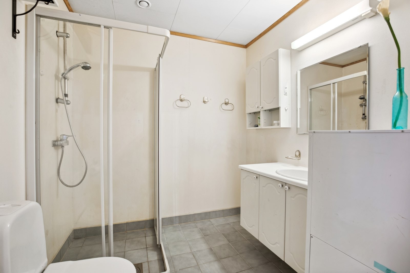 Det andre badet har nedfelt servant på skapseksjon med profilerte fronter, under et speil med belysning. Ellers har badet dusjhjørne med skyvedører og toalett. Galleribilde