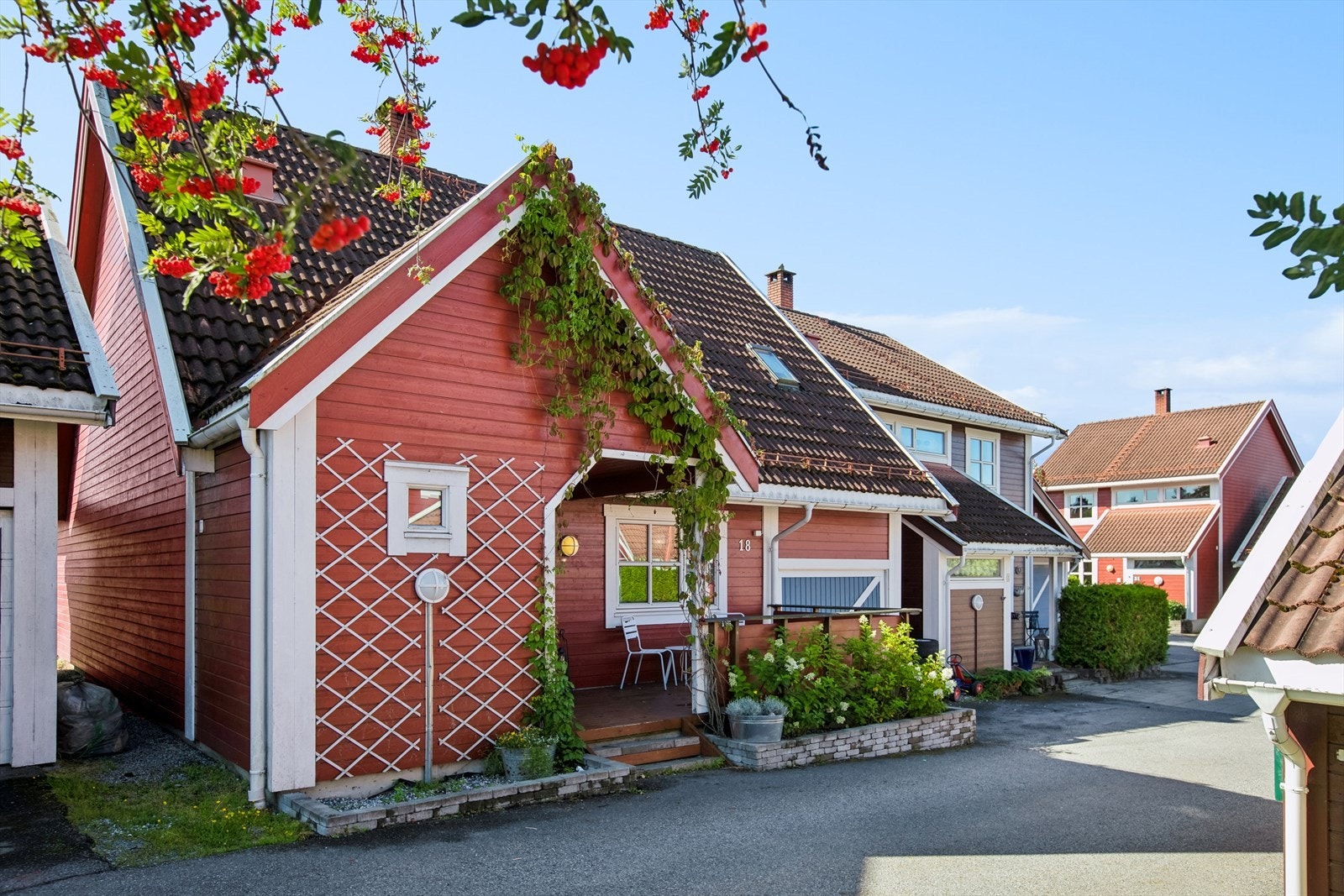 Boligen ligger i et rolig og barnevennlig område rett utenfor Årnes sentrum. Galleribilde