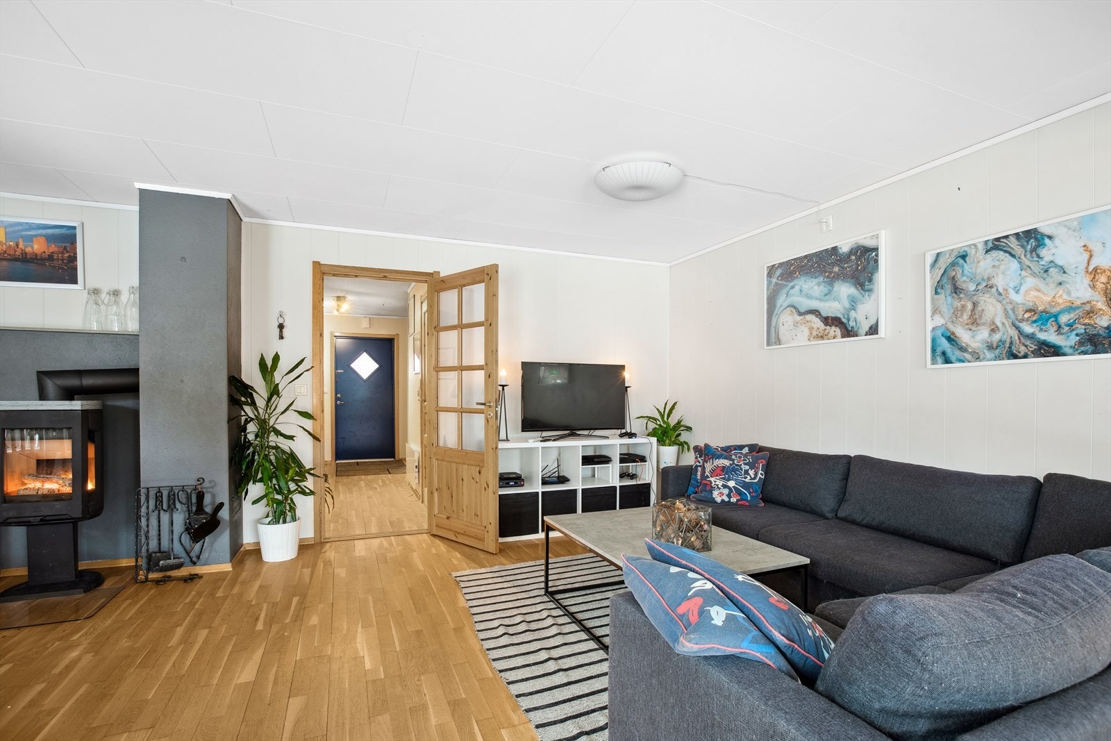 Det er parkett på gulv og lystmalte vegger, hvilket lar en enkelt innrede etter eget ønske og personlige stil. Galleribilde