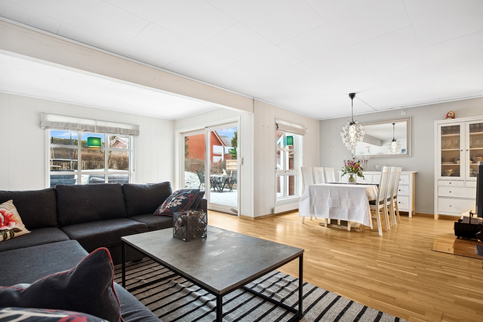 Stor og luftig stue som fremstår enkel å møblere med både sofagruppe og spisebord. Galleribilde