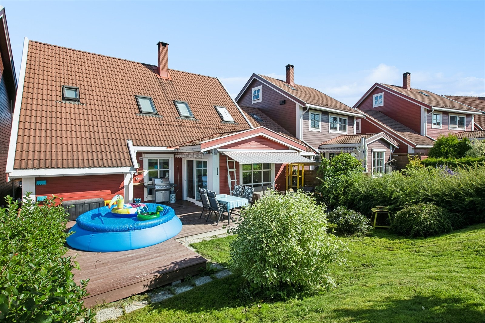 Adkomst fra stue til en sørvendt markterrasse og hage. Galleribilde