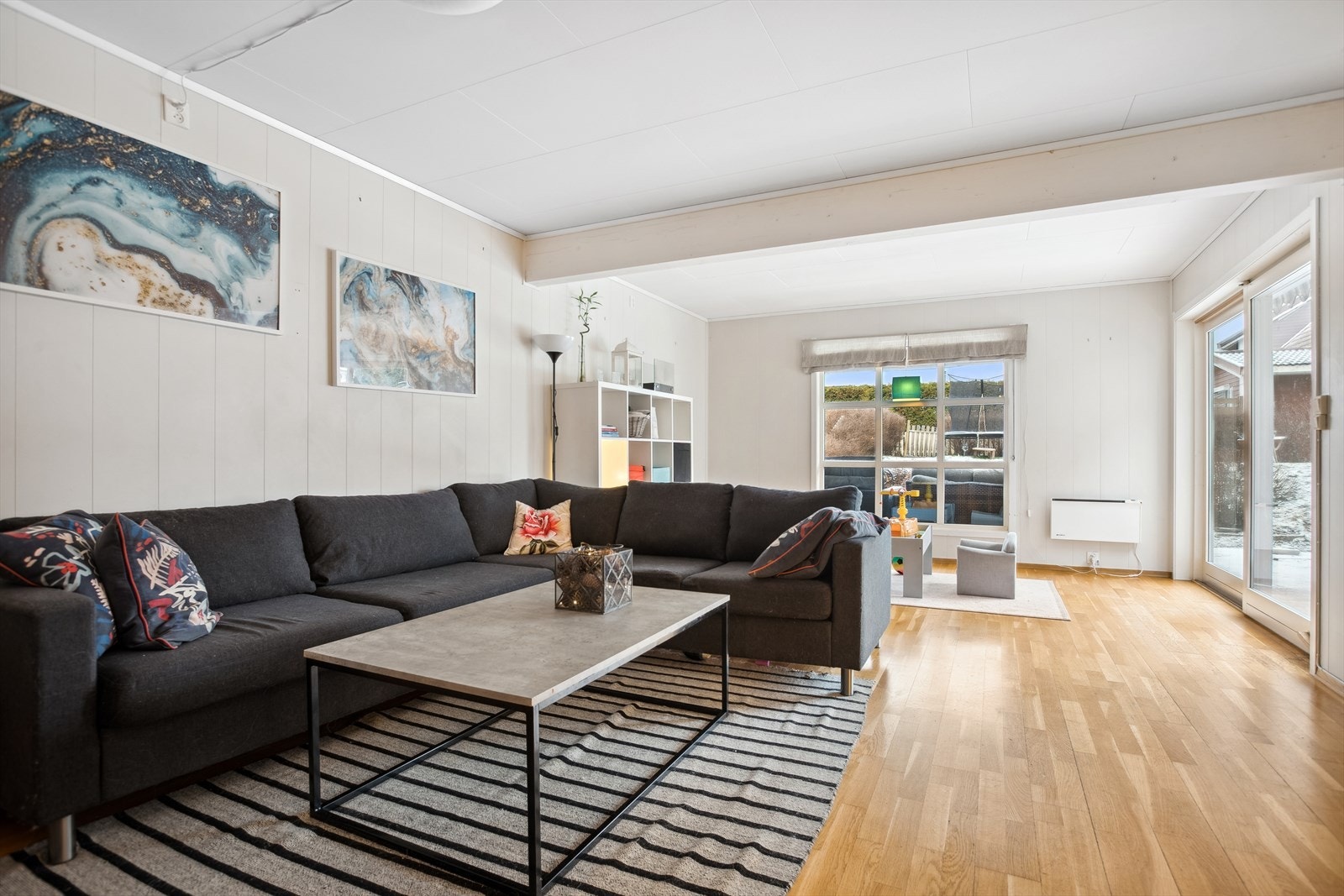 Stuen har store vindusflater som sørger for rikelig med innslipp av naturlig lys. Galleribilde