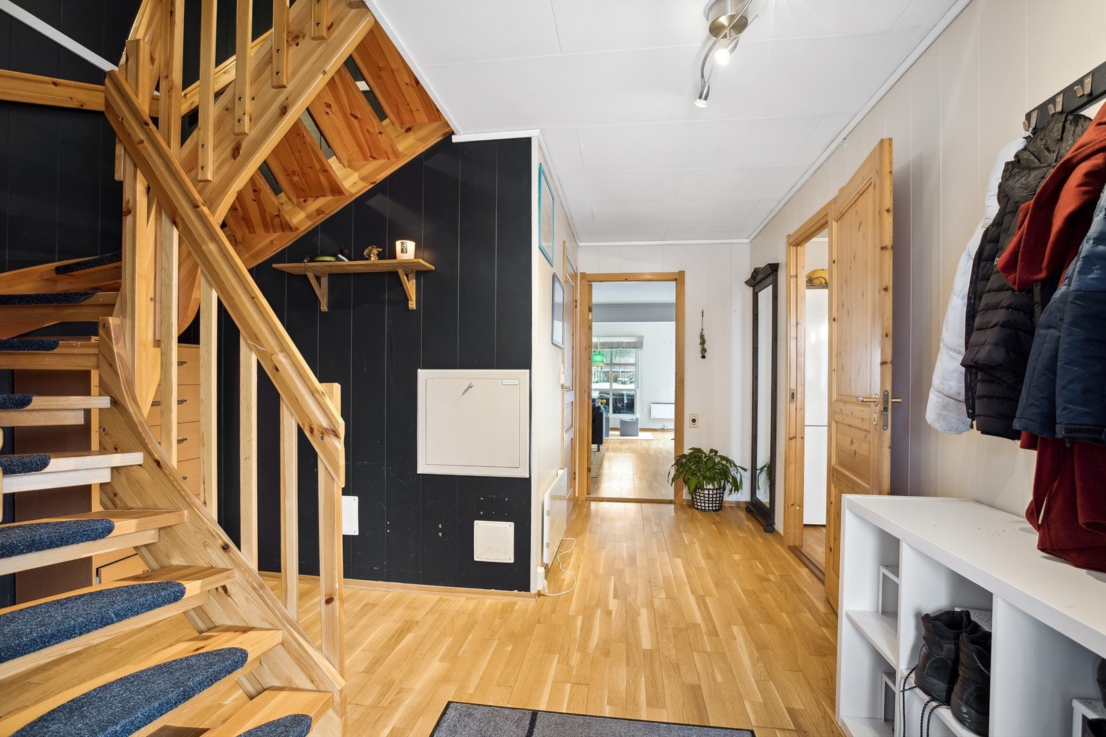 God plass til å sette fra seg skoene og henge fra seg yttertøyet. Galleribilde