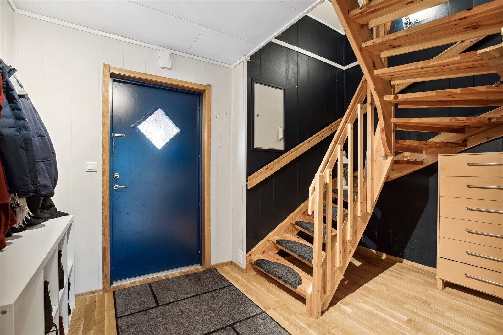 Velkommen inn! Vel innenfor ytterdøren venter en innbydende entré. Galleribilde