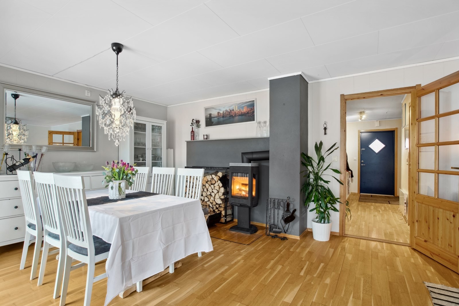 Det er montert en hyggelig peisovn som supplerer godt med varme. Galleribilde