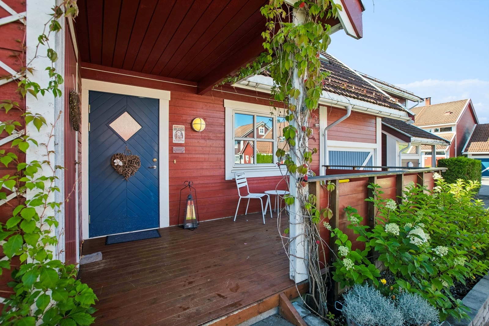 Ankomst via en delvis overbygd velkomst terrasse med plass til sittegruppe. Her er det også en utvendig bod. Galleribilde