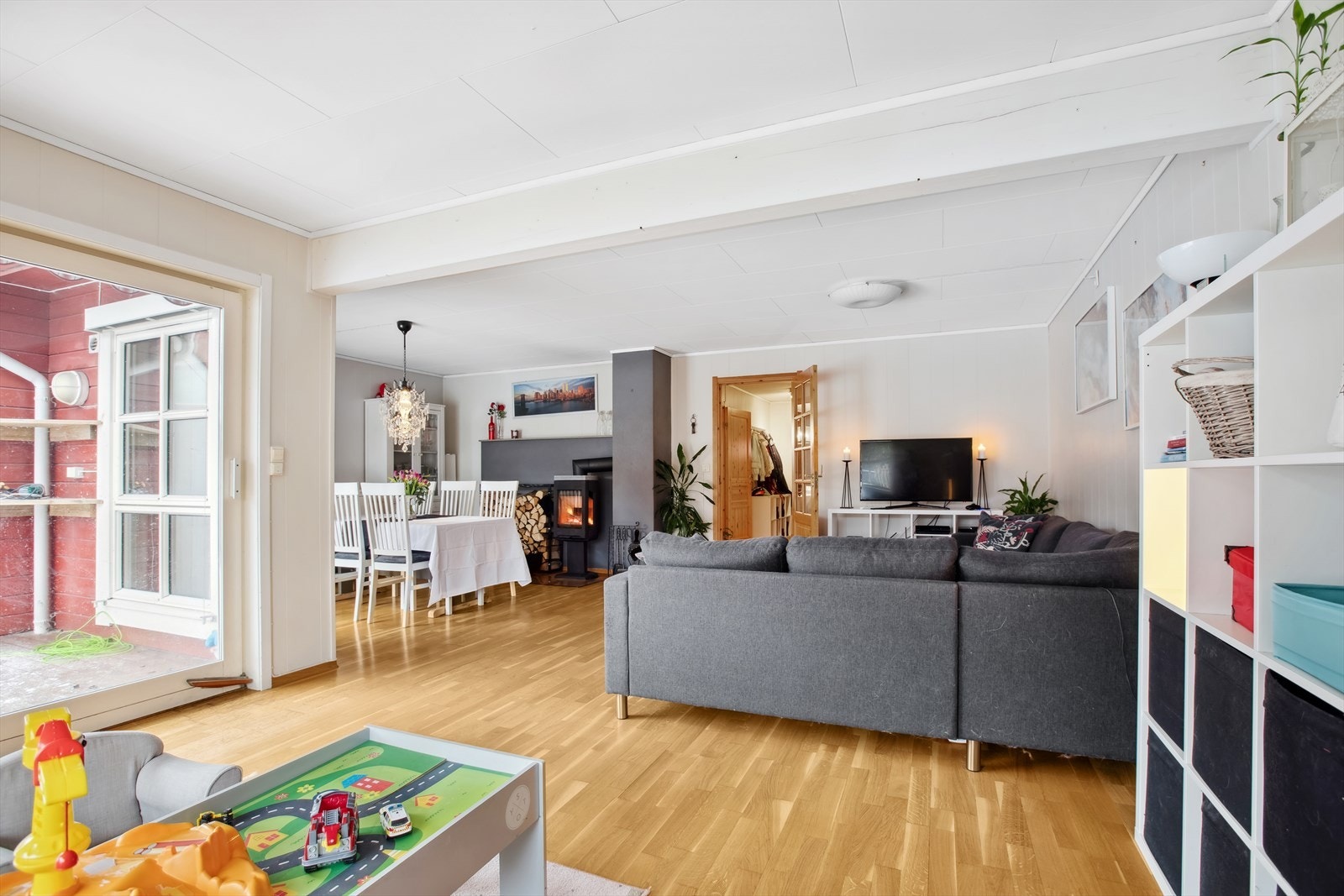Fra stuen er det også adkomst til en sørvendt, markterrasse og hage. Galleribilde