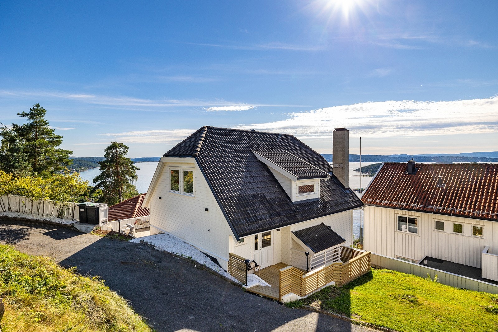 Eiendommen ligger i et meget attraktivt og barnevennlig boligområde på Nordstrand i Oslo. Galleribilde