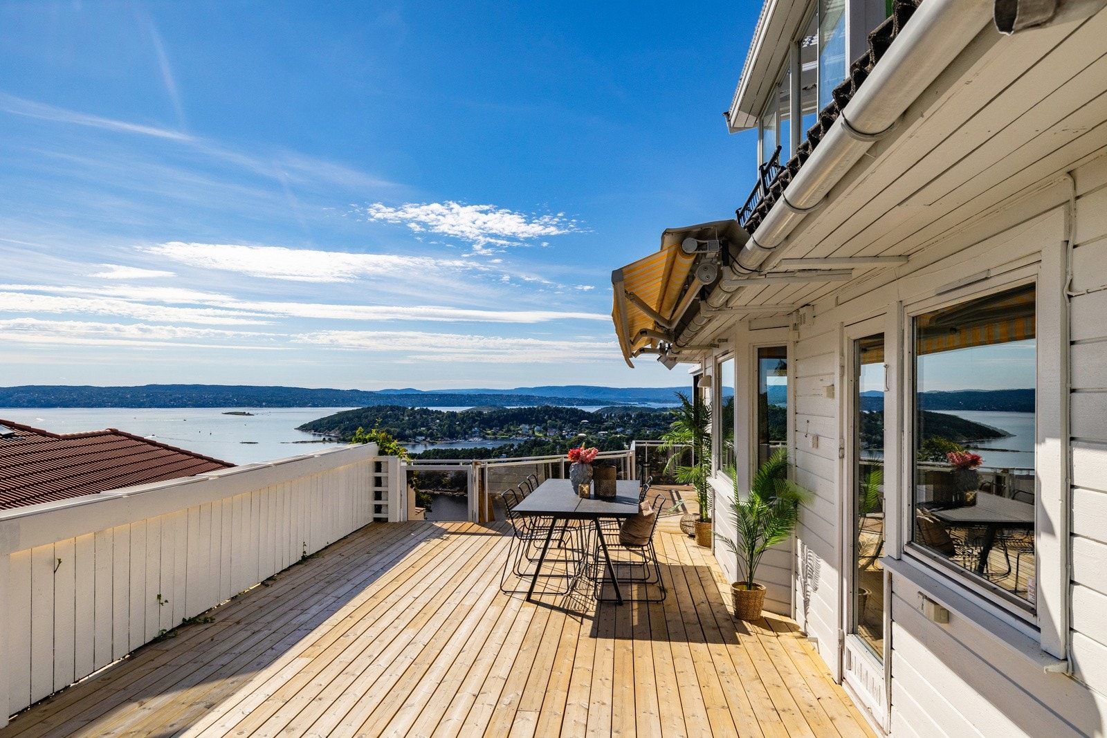Videre fra den innglassede balkongen er det adkomst til terrasse Galleribilde