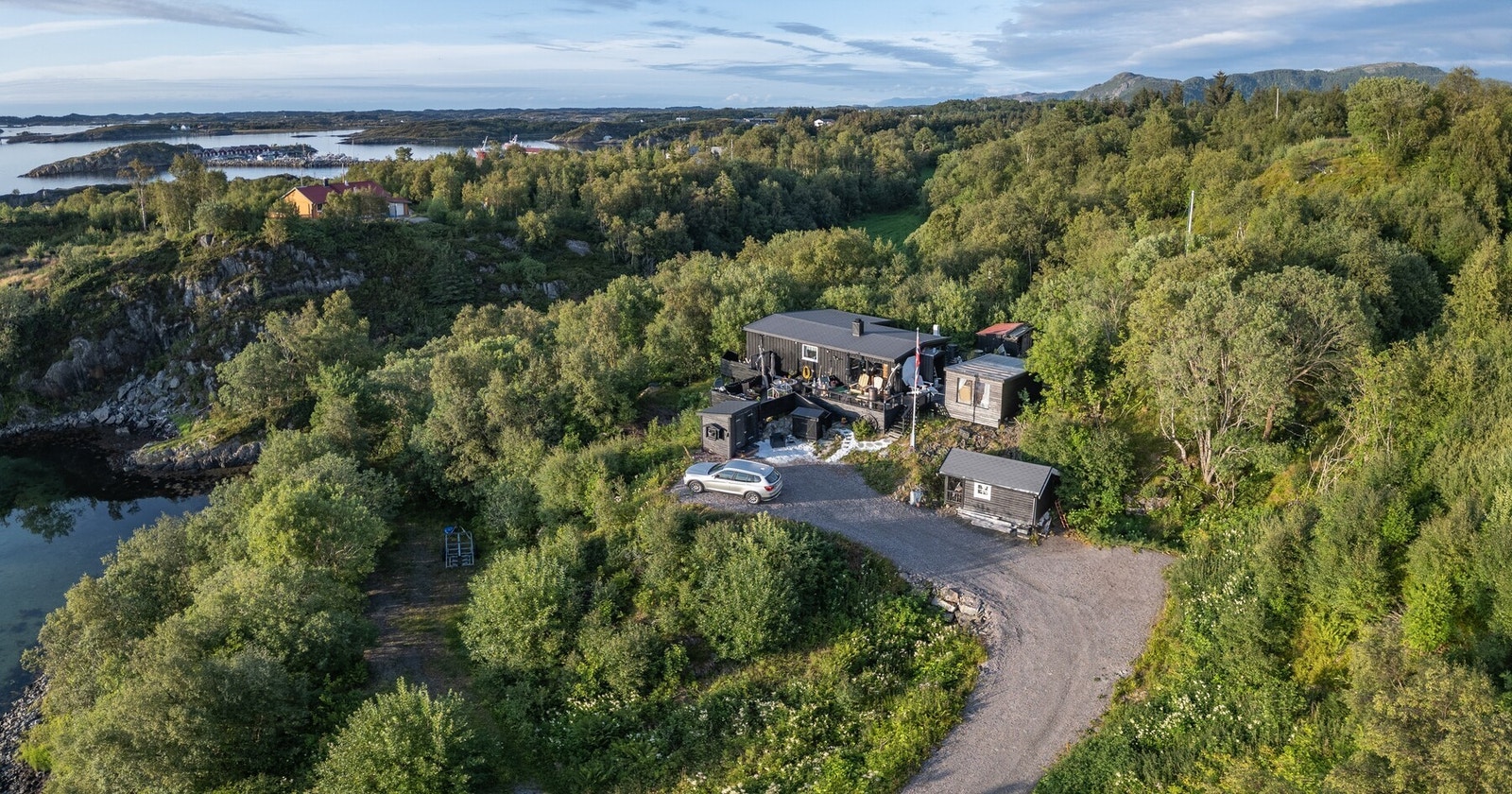 Eiendommen har meget gode solforhold. her kan man følge sola ned i havet! Galleribilde