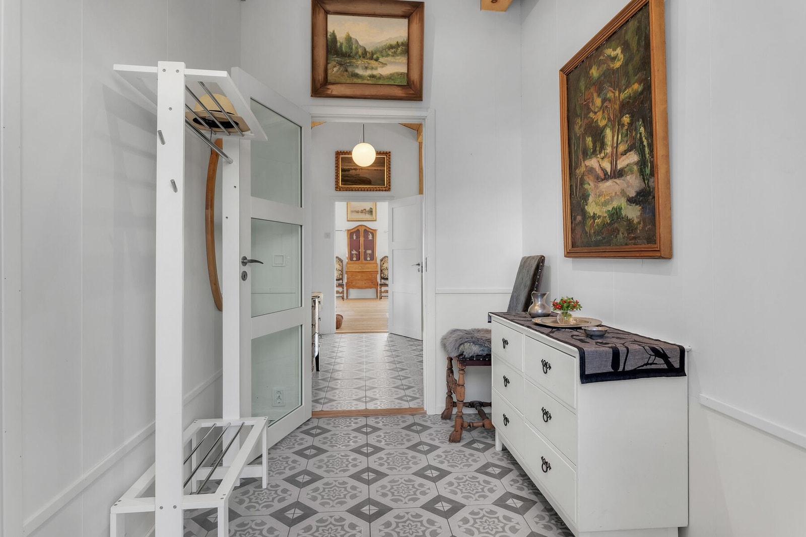 Gangen leder videre inn til stuen. Galleribilde