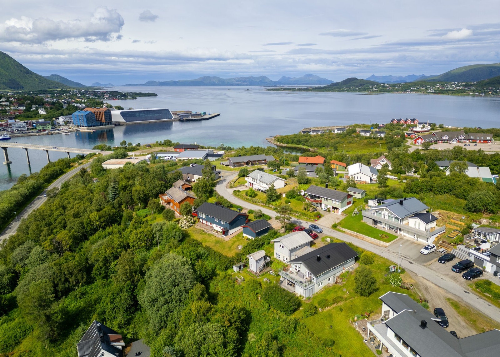 Rolig og barnevennlig boligområde på Børøya med kort avstand til Stokmarknes hvor du finner de fleste fasiliteter. Galleribilde