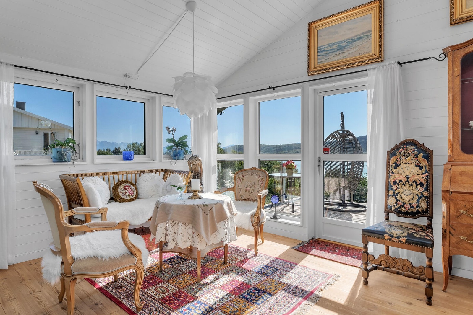Direkte utgang til den solfylte verandaen. Galleribilde