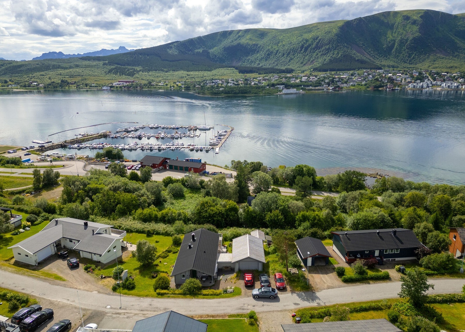Eiendommen ligger fint til i et barnevennlig område på Børøya, høyt i terrenget med gode sol- og utsiktsforhold. Galleribilde