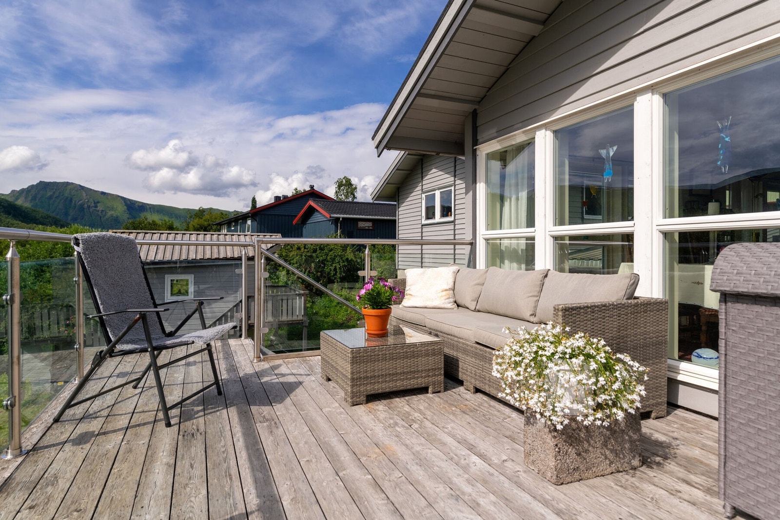 Verandaen har plass til diverse hagemøbler. Galleribilde