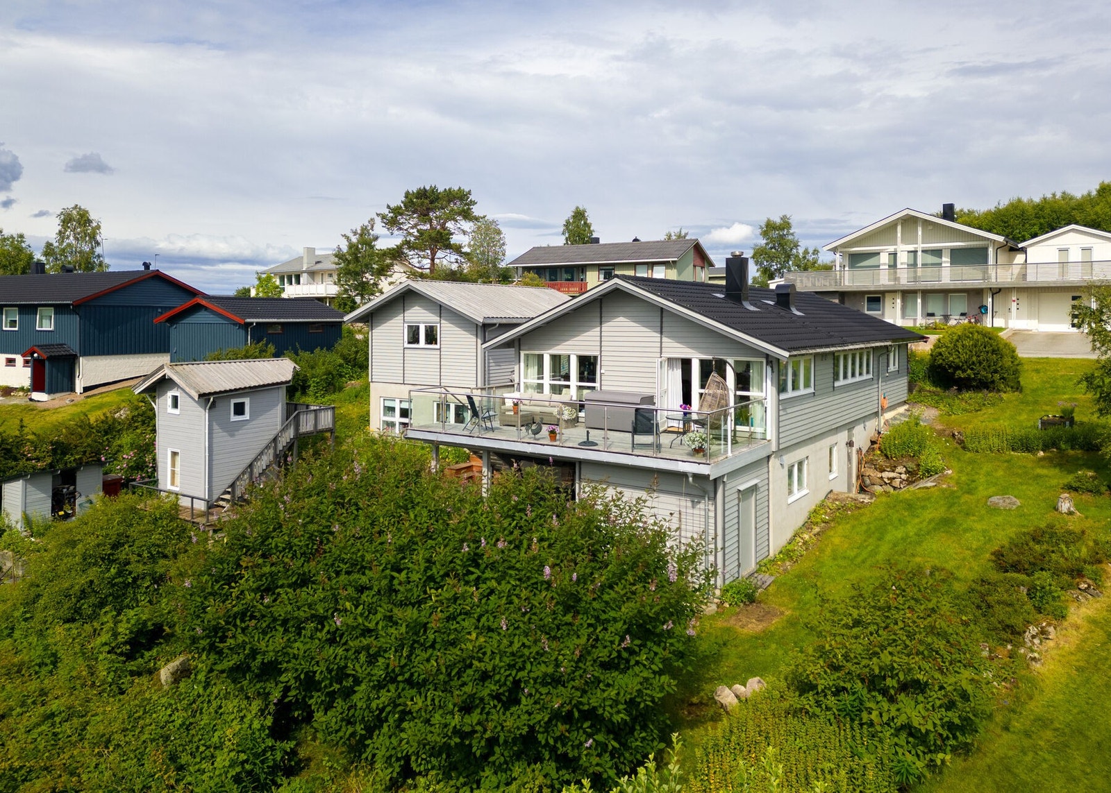 Fasade - I 2020 ble boligen malt utvendig, og i 2010 ble taktekkingen fornyet til Decra. Galleribilde