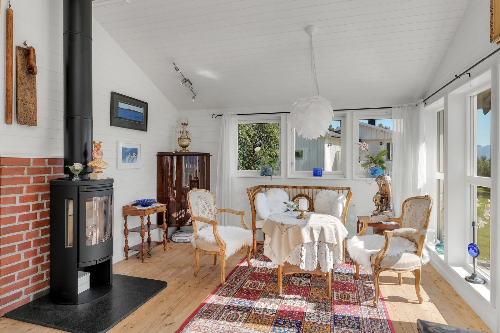 Del av stuen med utgang til veranda. Galleribilde