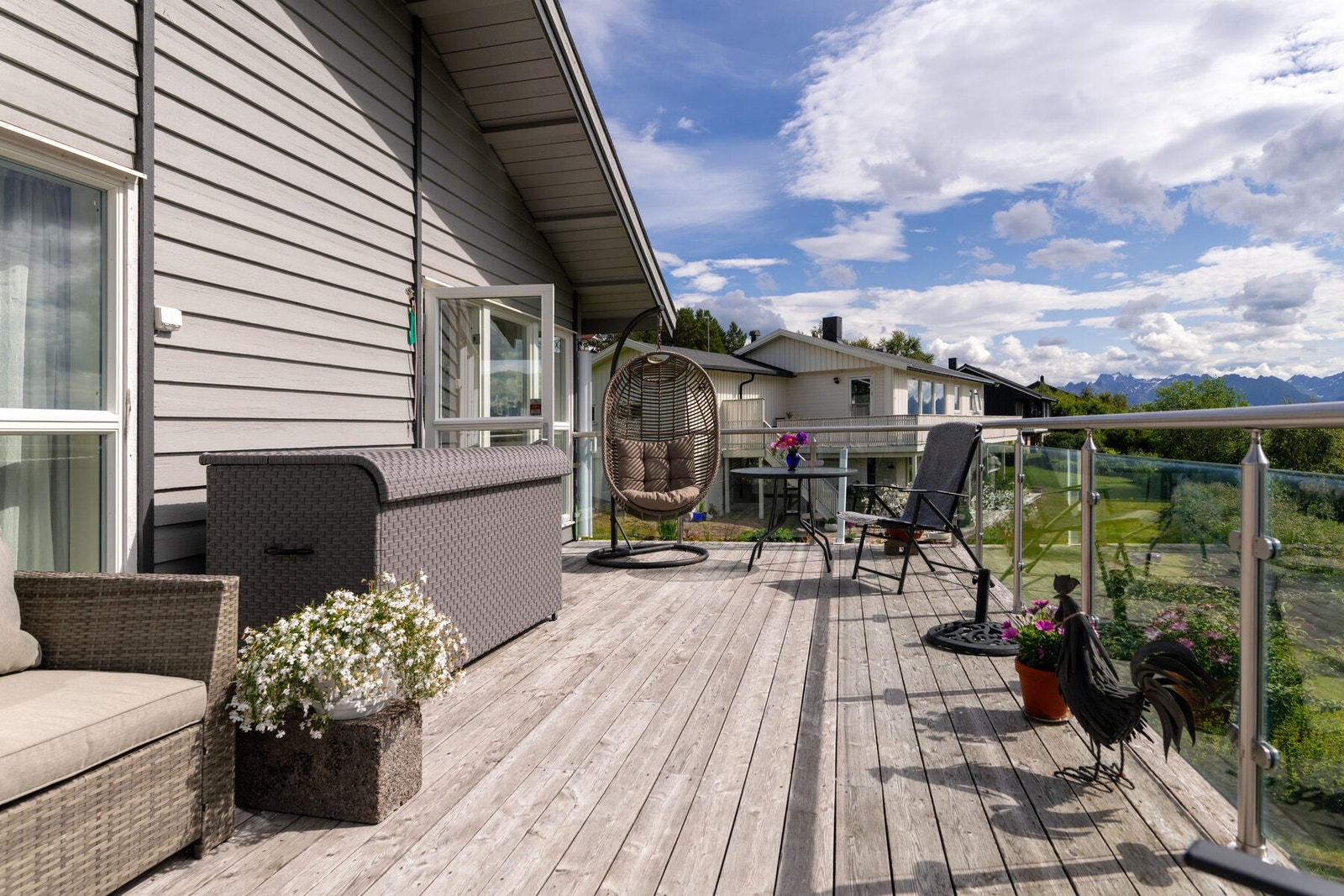 Fra stuen er det utgang til en sørvendt veranda med gode solforhold. Galleribilde