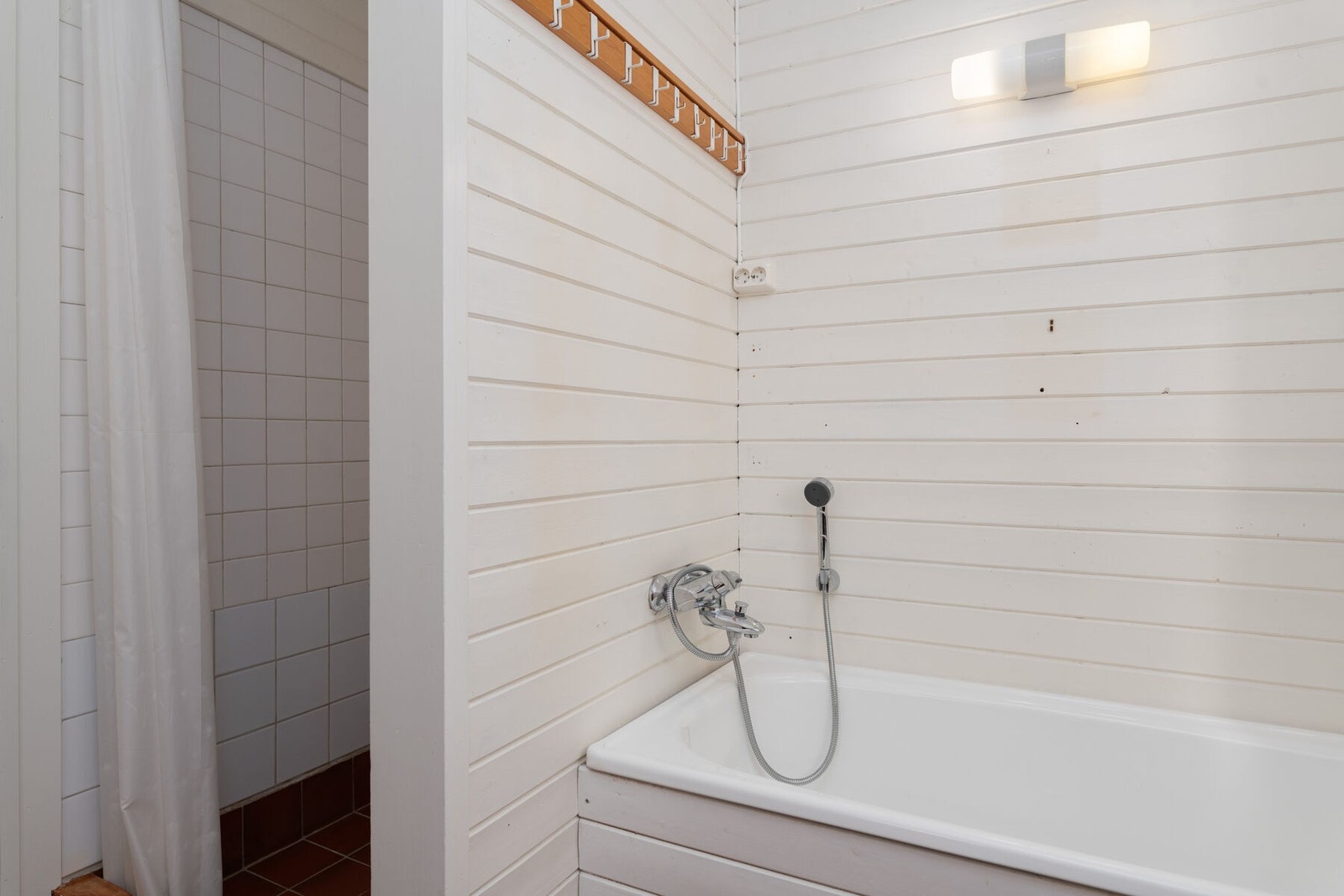 Badet er utstyrt med badekar, dusjnisje, toalett og servant. I 1992 ble deler av flisene i dusjen utbedret. Galleribilde