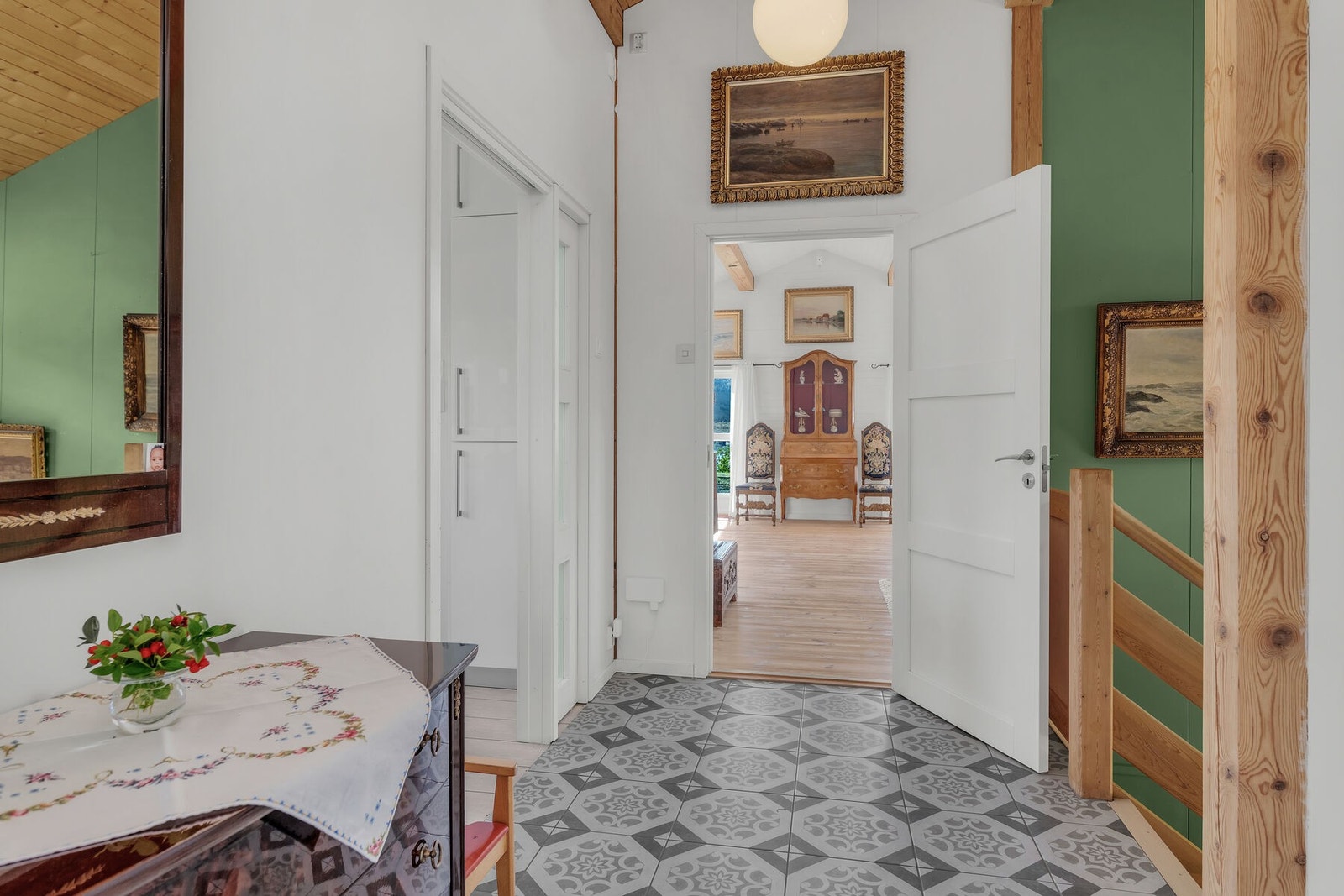 Fra gangen er det trapp ned til hagestuen på første nivå, og underetasjen på neste nivå. Galleribilde